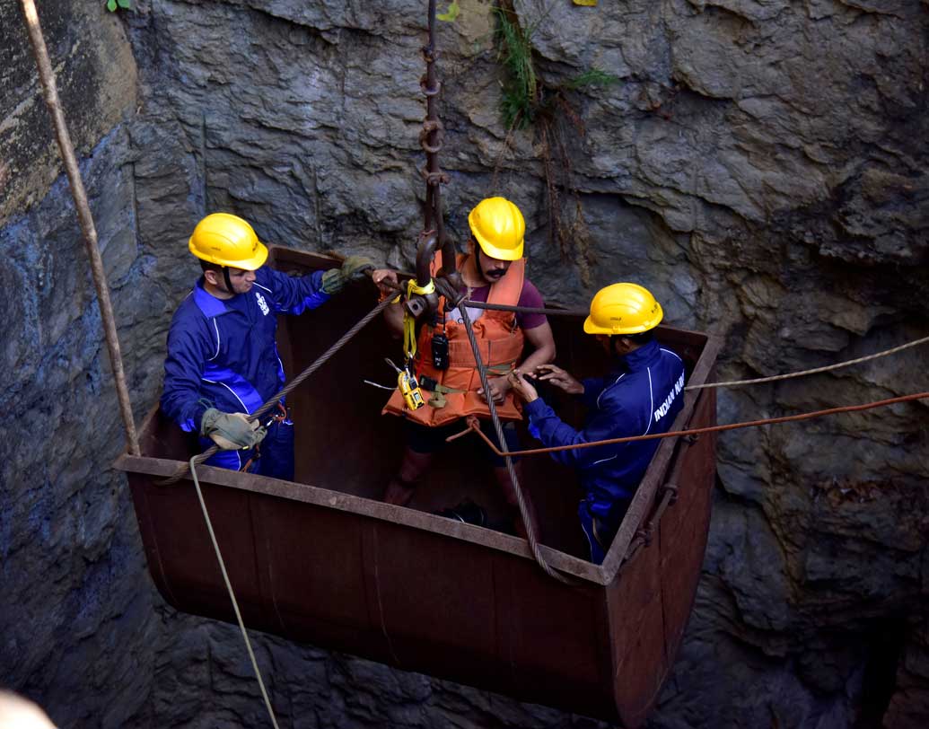ঘুটঘুটে অন্ধকার: নৌসেনার ডুবুরি খনির তলদেশে নেমে দেখে এসেছেন, কার্যত ঘুটঘুটে অন্ধকার। দৃশ্যমানতা খুবই কম। ভরসা শুধুই ডুবুরির বিশেষ পোশাকের মাথায় থাকা টর্চের মতো আলো। খনিমুখের যেখান থেকে জল শুরু হয়েছে, সেখানেও পর্যাপ্ত আলো নেই। আরও তীব্র হ্যালোজেন জ্বালানোর প্রক্রিয়া শুরু হয়েছে।