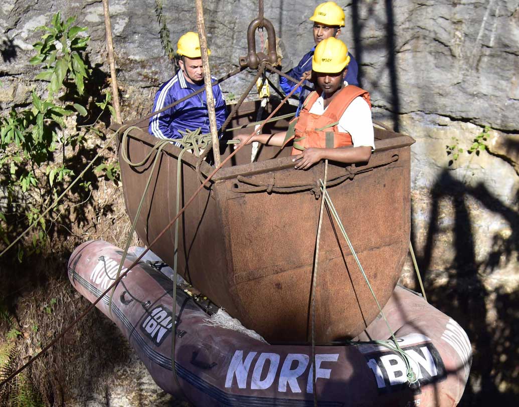 চূড়ান্ত প্রস্তুতি: শুরু থেকেই ঘাঁটি গেড়েছিল এনডিআরএফ-এর ১০০ জনের একটি দল। নেতৃত্বে রয়েছেন এনডিআরএফ-এর সহকারী কম্যান্ডান্ট সন্তোষকুমার সিংহ ও এবং খনি উদ্ধার বিশেষজ্ঞ যশবন্ত গিল। এর সঙ্গে যোগ দিয়েছেন ওডিশার দমকল বাহিনী, কোল ইন্ডিয়া এবং নৌবাহিনী। সোমবার চূড়ান্ত অভিযানের প্রস্তুতি শুরু হয়েছে।