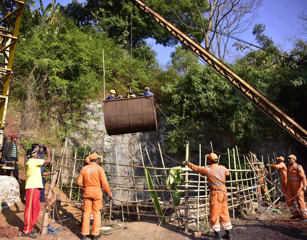 খনির জালে মেঘালয়: মেঘালয় পূর্ব জয়ন্তিয়া পাহাড়ে কার্যত জালের মতো বিছিয়ে রয়েছে কয়লার স্তর এবং খনি। তার অধিকাংশই ‘র‌্যাট হোল মাইন’। এই পাহাড়ে অন্তত ৫০০০ এরকম খনি রয়েছে। কিন্তু নদী ও জলাশয়গুলিতে দূষণ ছড়ানোয় ২০১৪ সালে মেঘালয়ের খনিগুলি থেকে উত্তোলন বন্ধ করে দেয় সরকার।