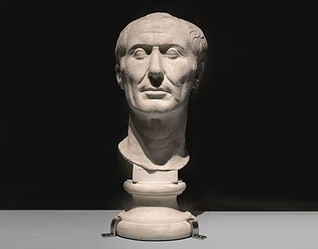 জুলাই মাসের নামের পিছনে বিখ্যাত রোমান সম্রাট জুলিয়াস সিজারের নাম রয়েছে। এই জুলাই মাসেই সিজার জন্মেছিলেন। সেই সময় অবশ্য এই মাসের নাম ছিল ‘কুইন্টিলিস’।