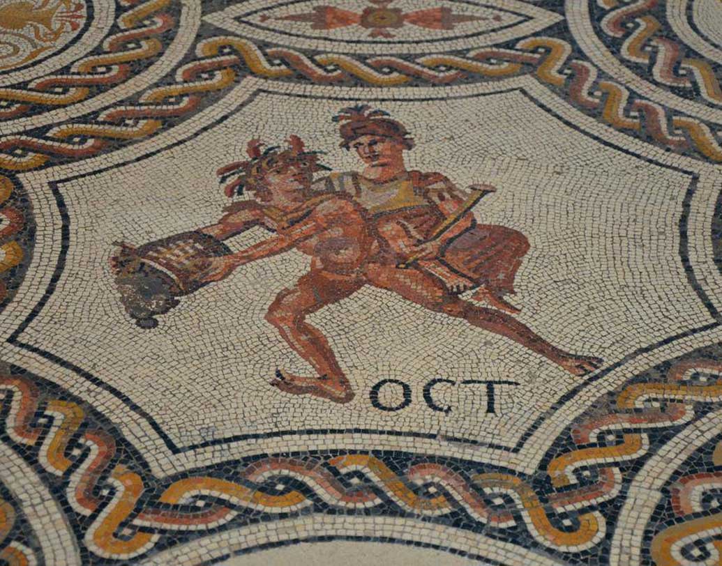 ল্যাটিন ‘অক্টো’ মানে আট আর ‘বার’ শব্দটি বিশেষণ হয়ে সাফিক্স হিসেবে ব্যবহার হয়েছে। অক্টো শব্দটির অর্থ অষ্টম কিন্তু জুলিয়ান এবং গ্রেগরিয়ান ক্যালেন্ডারে অক্টোবর হচ্ছে দশম মাস।