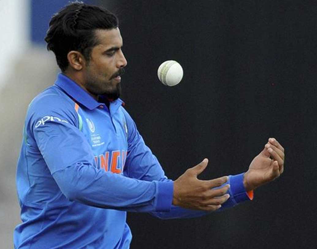 রবীন্দ্র জাডেজা: টেস্টে বল-ব্যাটে দলকে ভরসা দিয়েছেন। জাডেজার স্পিন দুই দলের মধ্যে পার্থক্য গড়ে দিতে পারে।দলে থাকলে ফিল্ডিং অনেক মজবুত হবে।