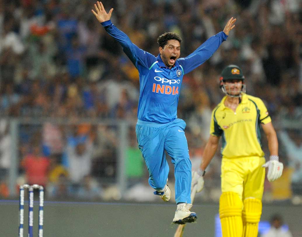 কুলদীপ যাদব: এই সিডনিতেই শেষ টেস্টে অজিদের বিরুদ্ধে ত্রাস হয়ে উঠেছিলেন। সীমিত ওভারের ক্রিকেটে কুলদীপের ভেল্কিতে ইতিমধ্যেই অনেক জয় এসেছে। গত বছরে ৪৮ উইকেট দখলকারী এই বাঁহাতি অজিদের ভীতির অন্যতম কারণ।