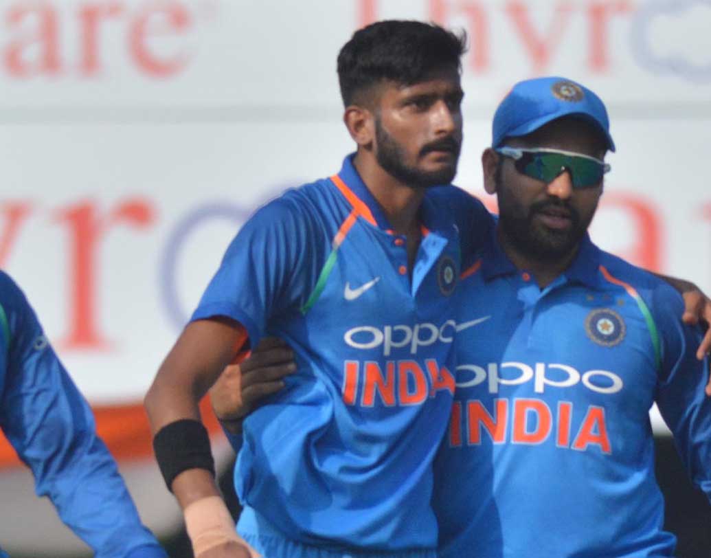 খলিল আহমেদ: আগামী বিশ্বকাপে সুযোগ পেতে হলে অজিদের বিরুদ্ধে সফল হতে হবে। সিডনিতে তেমন কিছু করতে না পারলে শামিদের পথ ছেড়ে দেওয়া ছাড়া উপায় থাকবে না এই তরুণের সামনে। বুমরার দলে না থাকার সুযোগ কাজে লাগাতেই হবে খলিলকে।