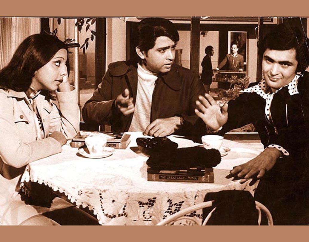 ‘ঘর ঘর কি কাহানি’ ছবি দিয়ে বলিউডে ডেবিউ হয় রাকেশের। তবে সে ভাবে জনপ্রিয়তা পাননি তিনি। ১৯৮০ সালে ঋষি কপূরের সঙ্গে ‘আপ কে দিওয়ানি’ নামে একটি ছবি করেন তিনি পরিচালক হিসাবে। সেটি হিট হয়েছিল। তবে সুপারহিট না হওয়ায় মনমরা ছিলেন রাকেশ।