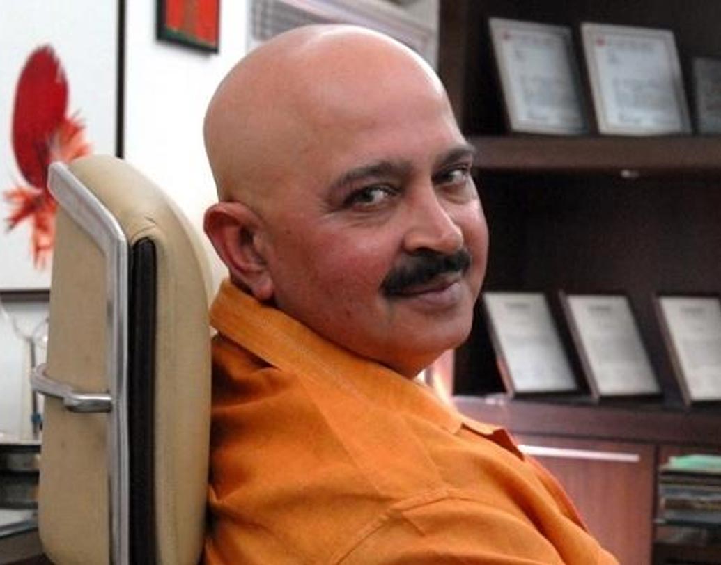 রাকেশে রোশনকে নিয়ে অন্য একটি বিতর্কও হয়েছিল। তাঁকে লক্ষ্য করে মুম্বইয়ের আন্ডারওয়ার্ল্ড ডন আবু সালেমের দলের দুষ্কৃতীরা গুলি করার চেষ্টাও করেছিল, অভিযোগ ছিল এমনটাই।