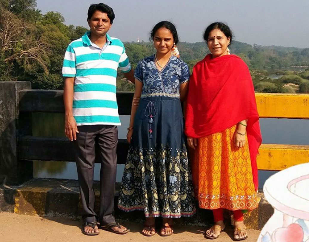 এই সাফল্যের পিছনে তার বাবার গুরুত্ব অপরিসীম, জানিয়েছে সমহিতা। সমহিতার বাবা আমেরিকার এক এয়ারক্র্যাফ্ট কোম্পানির সঙ্গে কাজ করতেন। কিন্তু মেয়ের এই অসম্ভব প্রতিভার কথা জানার পরই চাকরি ছেড়ে দেশে ফিরে আসেন।