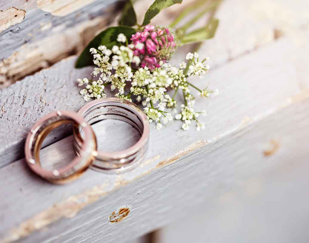 মৃত মানুষকে স্বামী বা স্ত্রীর স্বীকৃতি দিয়ে বিয়ে করার নিয়ম জারি রয়েছে ফ্রান্সে। তবে হ্যাঁ, সে ক্ষেত্রে দেশের প্রেসিডেন্টের অনুমতি লাগে। শুধু তা-ই নয়, মৃত মানুষটি যে আপনাকে ভালবাসতেন ও বিযে করতে চাইতেন বা তাঁর সঙ্গে আপনার বিয়ে হওয়ার কথা ছিল, তারও প্রমাণ দিতে হয়।