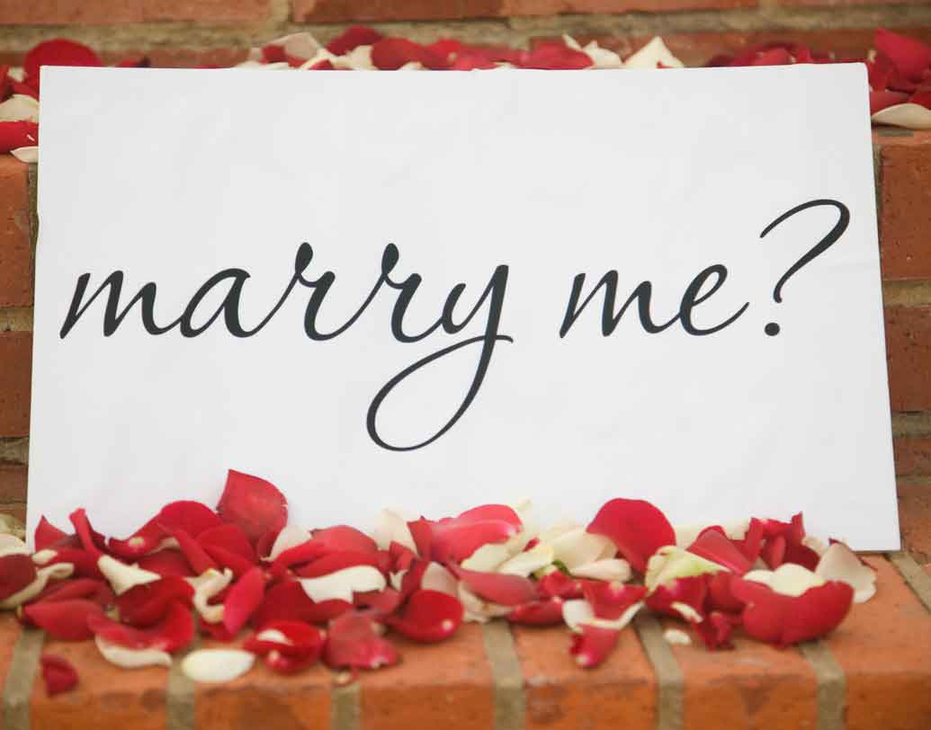 দু’টো রবিবার-সহ মোট দশ দিন। বিয়ের ঘোষণা করতে হাতে রাখতে হবে দশটা দিন। মোনাকোর নিয়ম অনুযায়ী, প্রায়ই লোকসমাগম হয়, এমন কোনও টাউন হলের দেওয়ালে, নিজেদের বিয়ের কথা নোট লিখে জানান দিতে হবে। তার পরেই বিয়ে করতে পারবেন হবু স্বামী-স্ত্রী। এর অন্যথা হলে সে বিয়ে বৈধ নয়!