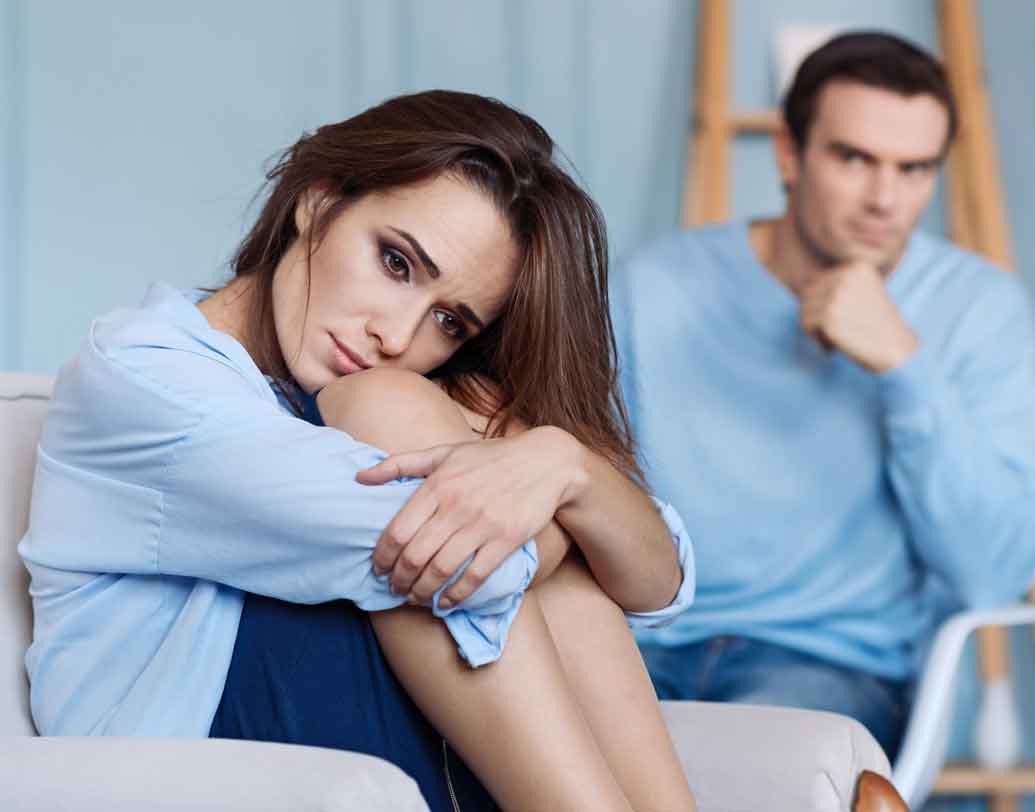 অসুখী দাম্পত্য? বিবাহবিচ্ছেদের জন্য মনের এই টানাপড়েন মোটেও যথেষ্ট নয় ব্রিটেনে। বরং ডিভোর্স পেতে গেলে কোনও না কোনও কারণ দর্শাতেই হয় এখানে। কোনও খারাপ ব্যবহার, অসহনীয় ঘটনা, মানসিক বা শারীরিক অত্যাচার ইত্যাদি কোনও একটা কারণ থাকতেই হবে।