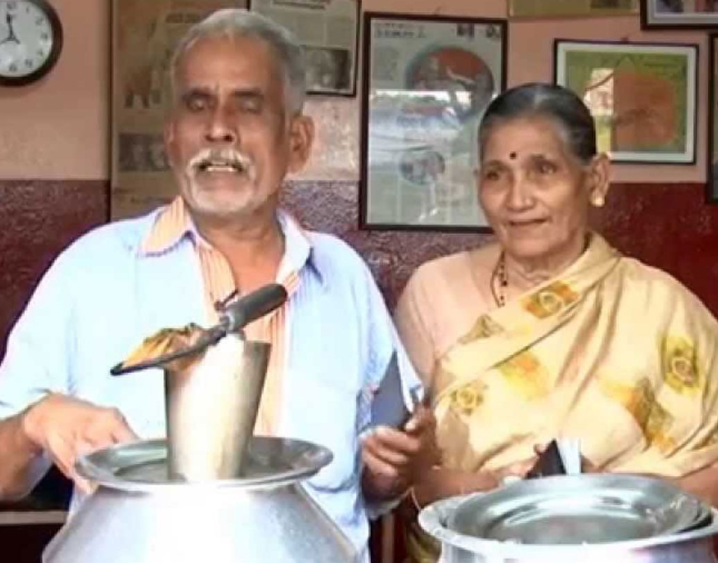 কেরলের কোচির বাসিন্দা ৭০ বছরের বিজয়ন এবং তাঁর ৬৮ বছরের স্ত্রী মোহনা। ১৯৬৩ সাল থেকে চা বিক্রি করছেন বিজয়ন। প্রথমে কোচির রাস্তায় রাস্তায় চা বিক্রি করতেন তিনি। পরে কোচিতে চায়ের দোকান খোলেন। ছোটবেলা থেকেই দু’জনের ইচ্ছা ছিল দেশ ভ্রমণের। ছোট সেই দোকানই তাঁদের স্বপ্নের উড়ানে সাহায্য করে।