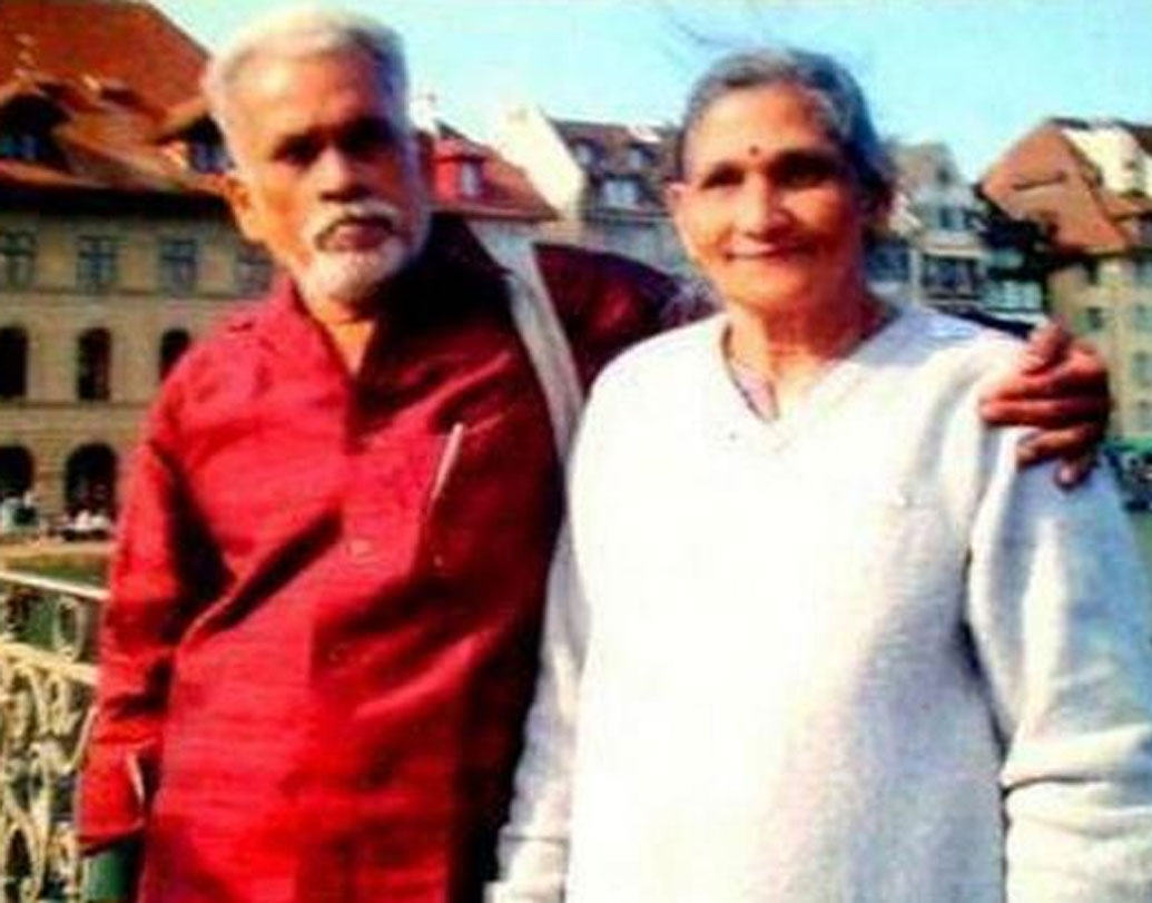 দৈনন্দিন খরচ কমানোর জন্য দোকান এবং বাড়ির সমস্ত কাজ তাঁরা নিজেরাই করে থাকেন। তাঁদের দোকানে একজনও কর্মচারী নেই। বাড়িতেও নেই কোনও পরিচারিকা।