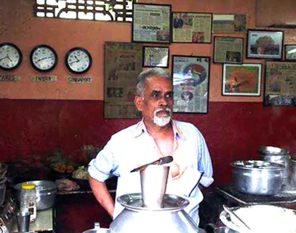 কোচির ওই দম্পতি এখন সেলিব্রিটি। তাঁদের দোকান এক ডাকে চেনেন সকলে। বিদেশ সফর থেকে কী শিখলেন? বিজয়ন বলেন, ‘‘ঘুরলে আপনার মন পাল্টে যায়, সংস্কৃতিরও বদল ঘটে।’’