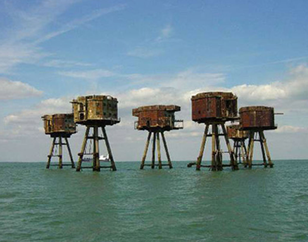 প্রকৃতপক্ষে তিনটি আলাদা দুর্গ বানানো হয়েছিল। তার মধ্যে বর্তমানে রেডস্যান্ড এবং সিভারিং নামে দুর্গ দু’টি অক্ষত রয়েছে। অন্যটি অর্থাৎ নোর আর্মি দুর্গ সম্পূর্ণ ধ্বংস হয়ে গিয়েছে। প্রবল ঝড় এবং একটি জাহাজের ধাক্কায় ১৯৫৩ সাল নাগাদ দুর্গটির একাংশ ভেঙে পড়ে।