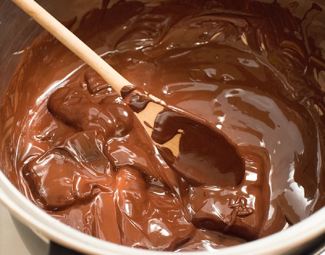 কিন্তু চকোলেটই কেন? এর দুটো কারণ দেখিয়েছেন গবেষকরা। প্রথমত, মধুর মতো গলায় আঠালো একটা আস্তরণ তৈরি করে চকোলেট। তাতে স্নায়ুপ্রান্তগুলি ঢাকা পড়ে যায়। তাই ঠান্ডা লাগলেও গলা খুসখুস করা বন্ধ হয়ে যায়। ছবি: পিক্সাবে।