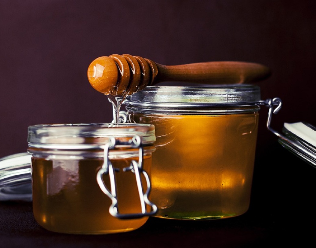 কাশি হলে অনেকেই মধু খান। তবে গবেষকদের দাবি, মানুকা নামের এক ধরনের গুল্ম উদ্ভিদের ফুল থেকে মৌমাছিরা যে মধু তৈরি করে, সেটি-ই সবচেয়ে বেশি ঔষধিগুণ সম্পন্ন। দোকান-বাজারে যেগুলি পাওয়া যায়, তাতে মোম মিশে থাকে। তাই তেমন কাজ দেয় না। তাই চকোলেট বা ডার্ক চকোলেটের উপর ভরসা করাই ভাল। ছবি: পিক্সাবে।