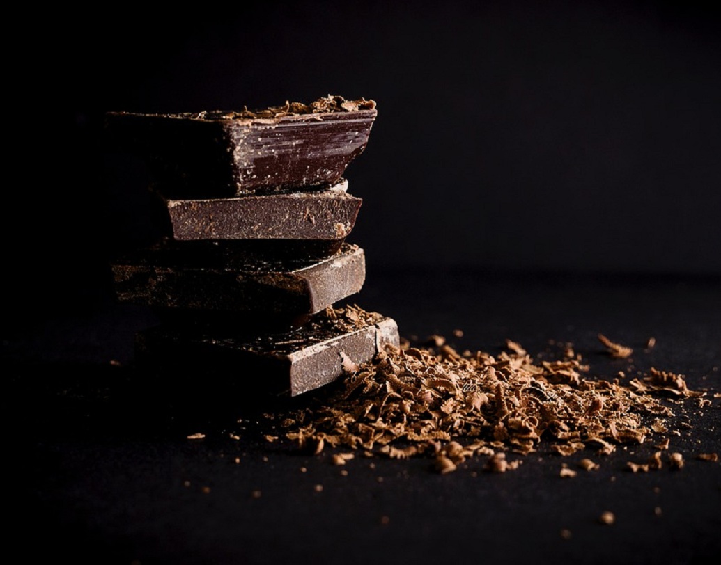 ওজন নিয়ে চিন্তা থাকলে, মিষ্টিছাড়া ডার্ক চকোলেট খেতে পারেন নিশ্চিন্তে। সরাসরি কোকোয়াও খাওয়া যেতে পারে। ছবি: পিক্সাবে।