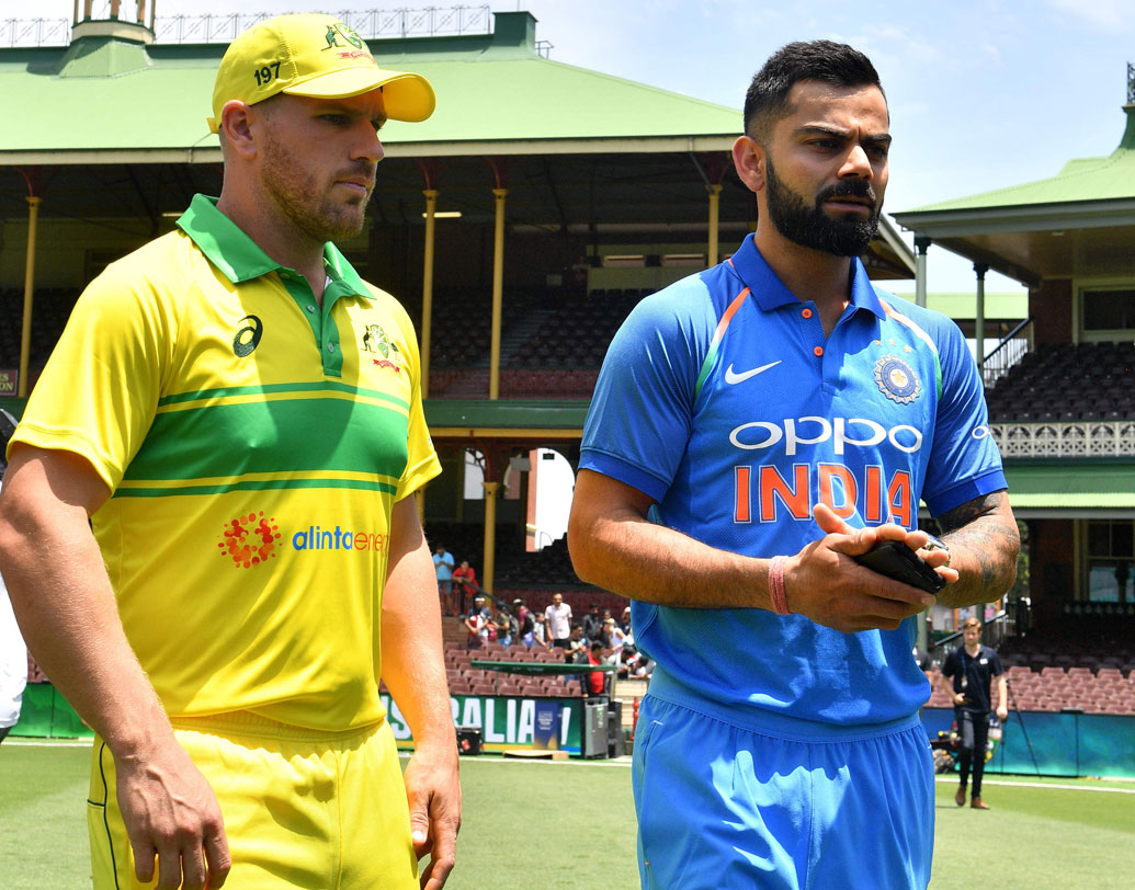 সিডনিতে টসে জিতে প্রথমে ব্যাটিংয়ের সিদ্ধান্ত নিলেন অস্ট্রেলিয়ার অধিনায়ক অ্যারন ফি়ঞ্চ। ওডিআই সিরিজের প্রথম ম্যাচে বিরাট কোহালির টস-ভাগ্য দেখে গাওস্করের রসিকতা, “টেস্টে কোহালি সব সময় ‘হেড’ কল করে টসে জিতেছেন। কিন্তু, আজ ‘টেল’ কল করলেন। তাই বোধহয় টসে হারলেন।”