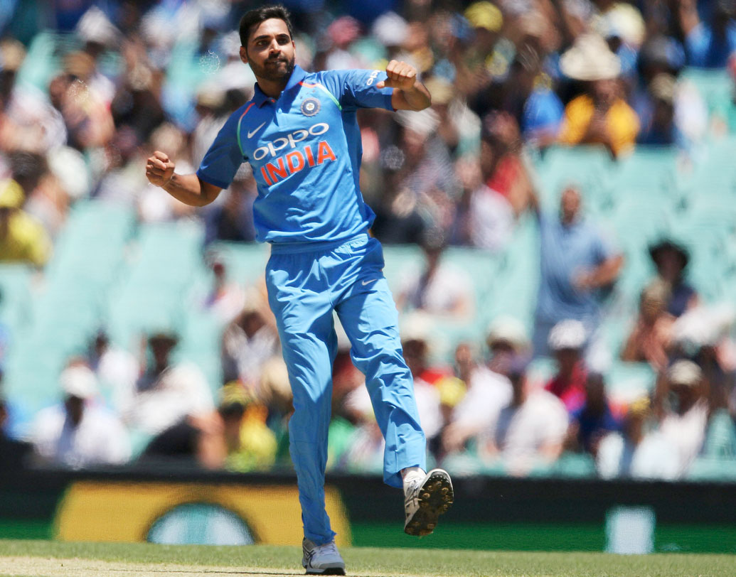 অ্যারন ফিঞ্চের উইকেট পড়ার আন্তর্জাতিক ওয়ান ডে-তে নিজের ১০০তম উইকেটও তুলে নিলেন ভুবি। ছবি: এএফপি।