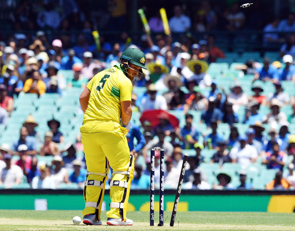 ম্যাচের তৃতীয় ওভারেই অস্ট্রেলিয়ার অধিনায়ক অ্যারন ফিঞ্চকে ঠকিয়ে বোল্ড করলেন ভুবনেশ্বর কুমার।