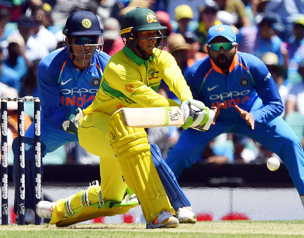 প্রাথমিক ধাক্কা কাটিয়ে দলকে টেনে তুললেন উসমান খোয়াজা। ৪১ রানে ২ উইকেট পড়ে যাওয়ার পর শন মার্শের সঙ্গে মিলে ৯২ রানের পার্টনারশিপ গড়ে তোলেন।  ৮১ বলে ৫৯ করার পথে ৬টি চার মেরেছেন খোয়াজা। ছবি: এপি।