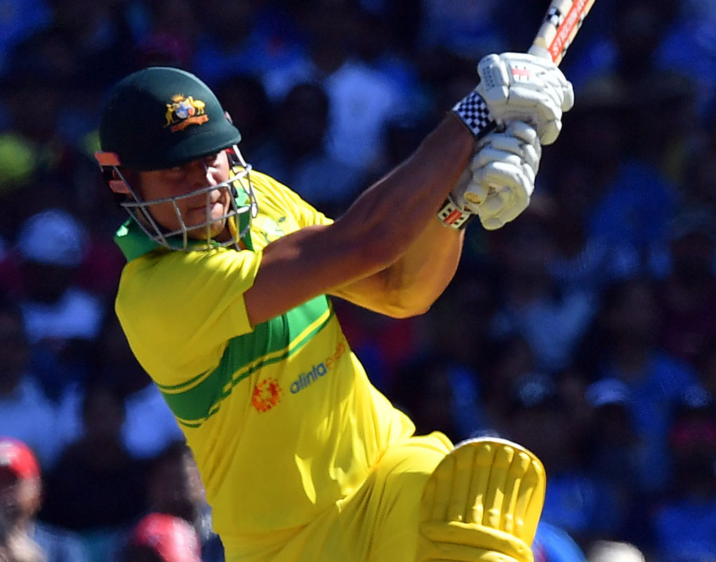 মাঝের ওভারগুলোতে অজি ব্যাটসম্যানদের আটকে রাখলেও শেষ ১০ ওভারে মারকাটারি ব্যাট করেন মার্কাস স্টোইনিস এবং পিটার হ্যান্ডসকম্ব জুটি। ভুবিদের পিটিয়ে শেষ ৬০ বলে ৮৩ রান তুলে নেন তাঁরা। ৫০ ওভার শেষে অস্ট্রেলিয়া তোলে ৫ উইকেটে ২৮৮। ছবি: এএফপি