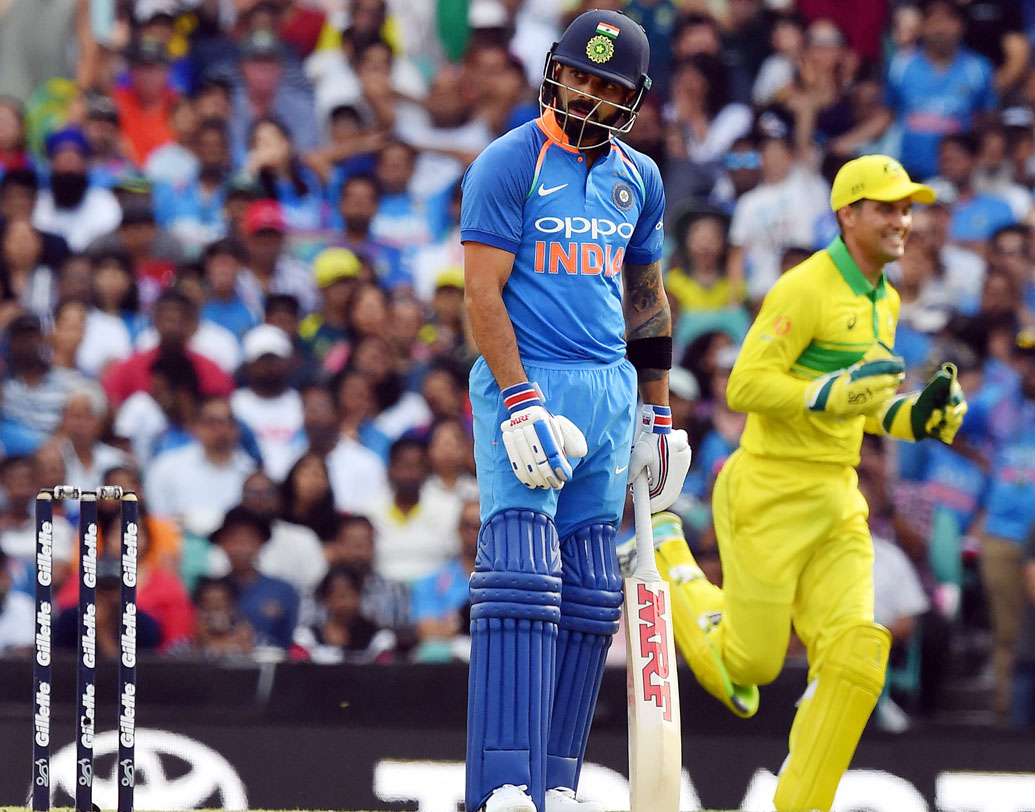 জয়ের জন্য ২৮৯ রান তাড়া করতে নেমে ভারতীয় ইনিংসের শুরুতেই বিপর্যয় ঘটে। মাত্র ৪ রানের মধ্যে ফিরে যান শিখর ধওয়ন, বিরাট কোহালি এবং অম্বাতি রায়ুডু। ছবি: এএফপি