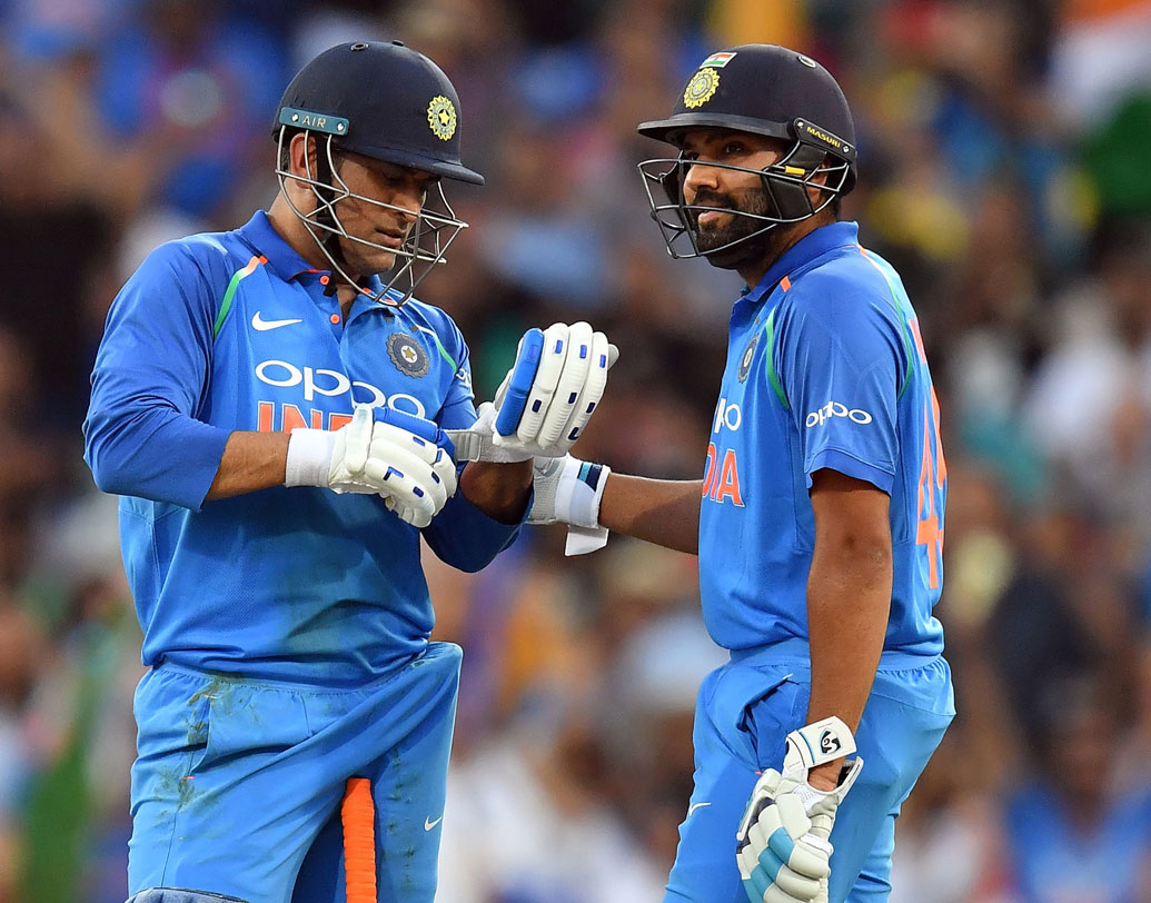 প্রাথমিক ধাক্কা সামলে নিয়ে দ্রুত রান তুলতে থাকেন রোহিত শর্মা এবং এমএস ধোনি। রোহিত-ধোনির পার্টনারশিপে ওঠে ১৩৭ রান। ছবি: এএফপি