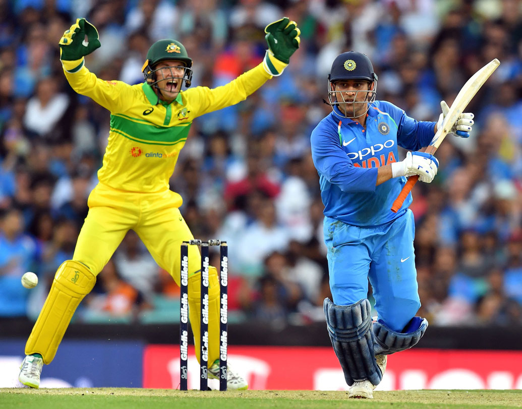 রোহিত শর্মার সঙ্গে বড় রানের পার্টনারশিপ করলেও মন্থর ব্যাটিং করলেন এমএস ধোনি। ৫১ রান করলেও তা তুলতে খরচ করেছেন ৯৬ বল। মাত্র ১টা ছয় এবং ৩টি চার বেরিয়েছে তাঁর ব্যাট থেকে। সেই পুরনো ধোনিকে খুঁজেই পাওয়া যায়নি। ছবি: এএফপি