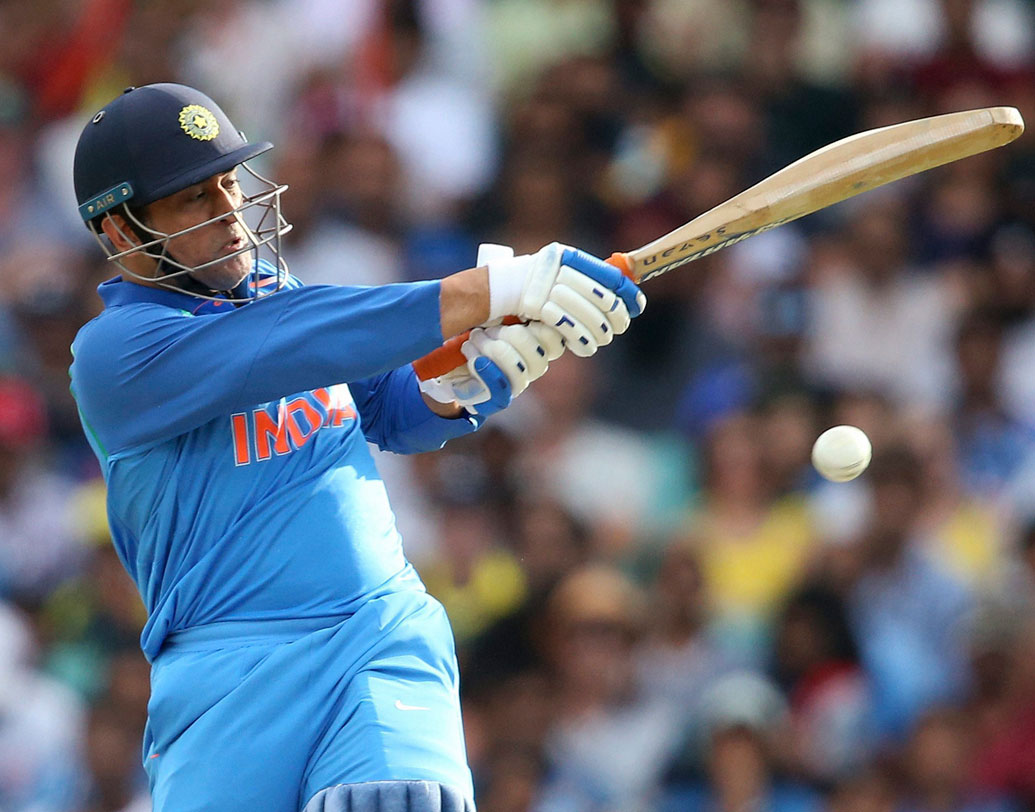 ক্রিজে নেমে প্রথম রানটি করামাত্র একদিনের আন্তর্জাতিকে ব্যক্তিগত ভাবে ১০ হাজার রানের মালিক হন এমএস ধোনি। ছবি: এপি।