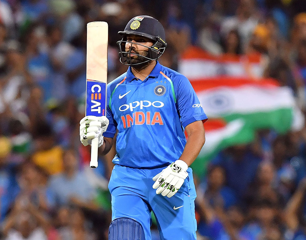 সিডনির মাটিতে দুরন্ত শতরান করেন রোহিত শর্মা। ১২৯ বলে ১৩৩ রান করে আউট হওয়ার আগে ১০টি চার এবং ছ’টি ছক্কা হাঁকান তিনি। ছবি: এএফপি।