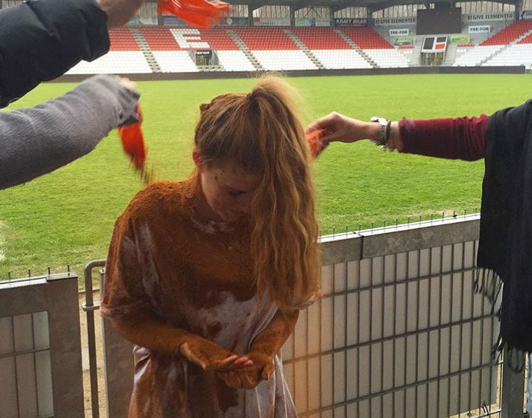 বয়স ২৫? সিঙ্গলস? ডেনমার্কে এমন যুবক-যুবতীদের জন্মদিনে বেশ অস্বস্তিতে পড়তে হয়। তাঁদের সারা গায়ে দারুচিনির গুঁড়ো ছড়িয়ে দেওয়া হয়। অনেকে জলও ছিটিয়ে দেন। যাতে দারুচিনির গুঁড়ো গায়ে লেপ্টে যায়। এটা করতে কারও অনুমতির প্রয়োজন নেই। কেন? যেন মনে করিয়ে দেওয়া, এ বার বাপু তোমার বিয়ের বয়স হয়েছে। ফলে কারও সঙ্গে ঘর বাঁধো।