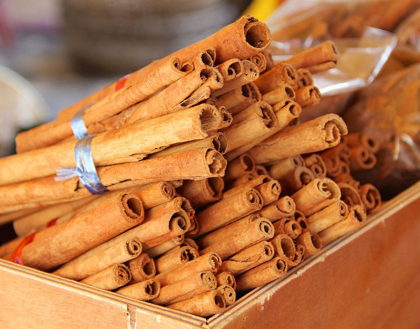 ঘটনাটা কী? কথিত আছে, এমন প্রথার শুরুটা হয়েছিল বহু শতক আগে। মশলা বিক্রির জন্য যে সমস্ত সেলসম্যানরা ঘুরে বেড়াতেন চারপাশে, তাঁদের পক্ষে ঘর-সংসার পাতা প্রায় অসম্ভব হয়ে উঠত। কোনও এক জায়গায় থিতুই যে হতে পারতেন না। এমন অবিবাহিত সেলসম্যানদের ‘পেপার ডুডস’ বলা হত। অবিবাহিতাদের ‘পেপার মেইডেন’নামে ডাকা হত।