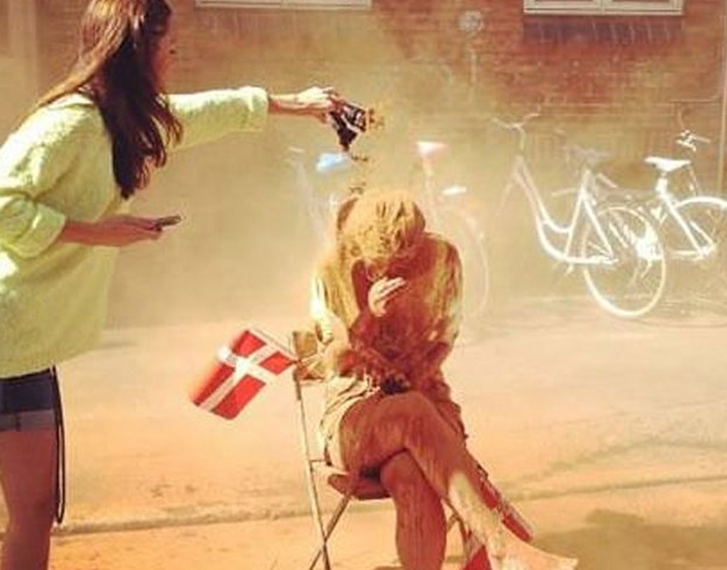 ‘পেপার ডুডস’ বা ‘পেপার মেইডেন’দের পথে যাতে ডেনমার্কের তরুণ প্রজন্ম না হাঁটেন, সে জন্যই এই প্রথা মানা হয়। যে সব সিঙ্গলদের বয়স ২৫ থেকে ৩০ বছরের মধ্যে, অথচ সংসারহীন, তাঁদের গায়ে দারুচিনির গুঁড়ো ছেটানো হয়। তবে তিরিশের কোঠা পেরোলে তাঁদের জীবন আরও দুর্বিষহ হয়ে ওঠে। তখন লঙ্কার গুঁড়ো ছেটানো হয় তাঁদের শরীরে।