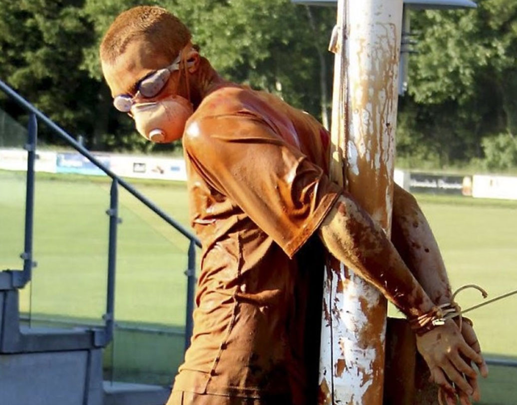 শুধু কি লঙ্কার গু়ঁড়ো, তার সঙ্গে ডিমও ছোড়া হয়। যাতে ডিমের সঙ্গে মাখামাখি হয়ে সারা দেহে লঙ্কার গুঁড়ো আটকে থাকে।