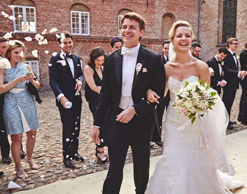 এমনটা করার মধ্যে দিয়ে তাঁদের যেন ২৫ বছর বয়সের আগেই ঘর বাঁধার বিষয়ে পরোক্ষে উৎসাহিত করা হয়। তবে আবার এটা ভাববেন না যে, ডেনমার্কের সকলেই পঁচিশেই বিয়ে করে বসেন। বরং  উল্টোটা। সে দেশে পুরুষদের বিয়ের বয়স গড়ে সাড়ে ৩৪। অন্য দিকে, মহিলারা গড়ে ৩২ বছর বয়সে বিয়ে করেন।