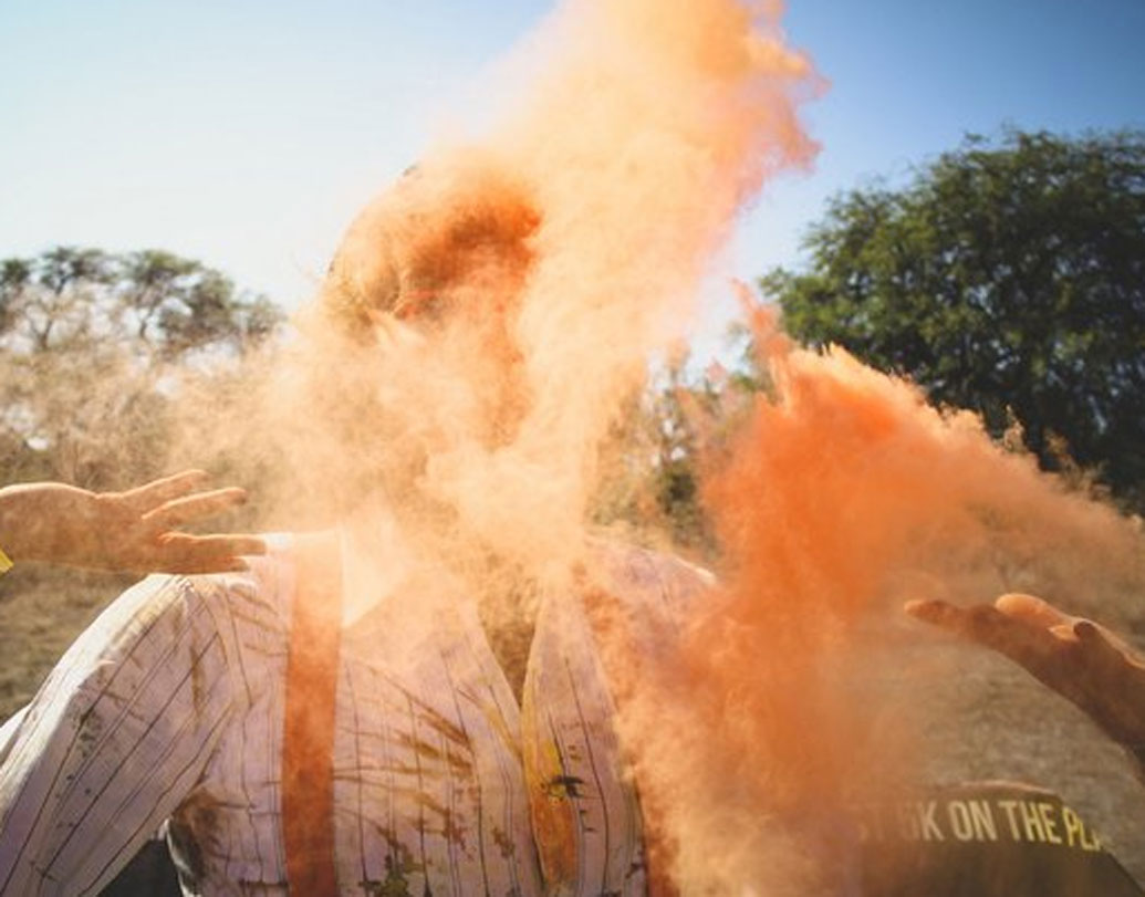 ফলে সে দেশের তিরিশের নীচের সিঙ্গলদের জীবনে স্বস্তি নেই। তবে এটাকে শাস্তি হিসাবে ভাবলে একেবারেই ভুল করবেন। বরং এই চিরাচরিত প্রথার মাধ্যমে সিঙ্গল মানুষজনদের সঙ্গে একটু দুষ্টুমি করাটাই আসল উদ্দেশ্য। সেই সঙ্গে যেন চোখে আঙুল দিয়ে দেখিয়ে দেওয়া, যথেষ্ট হয়েছে, এ বার একটু থিতু হও!