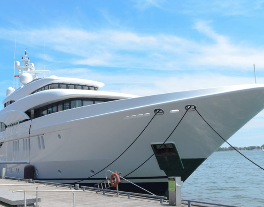 মাঝসমুদ্রে কৃত্রিম ভাবে তৈরি করা হয়েছে ভাসমান এই বিচ। তৈরি করা হয়েছে একটি সুপারলাক্সারি ইয়াটে। নরওয়ের ডিজাইনার হেরেড এই সুপারলাক্সারি ইয়াটের নকশা বানিয়েছেন।