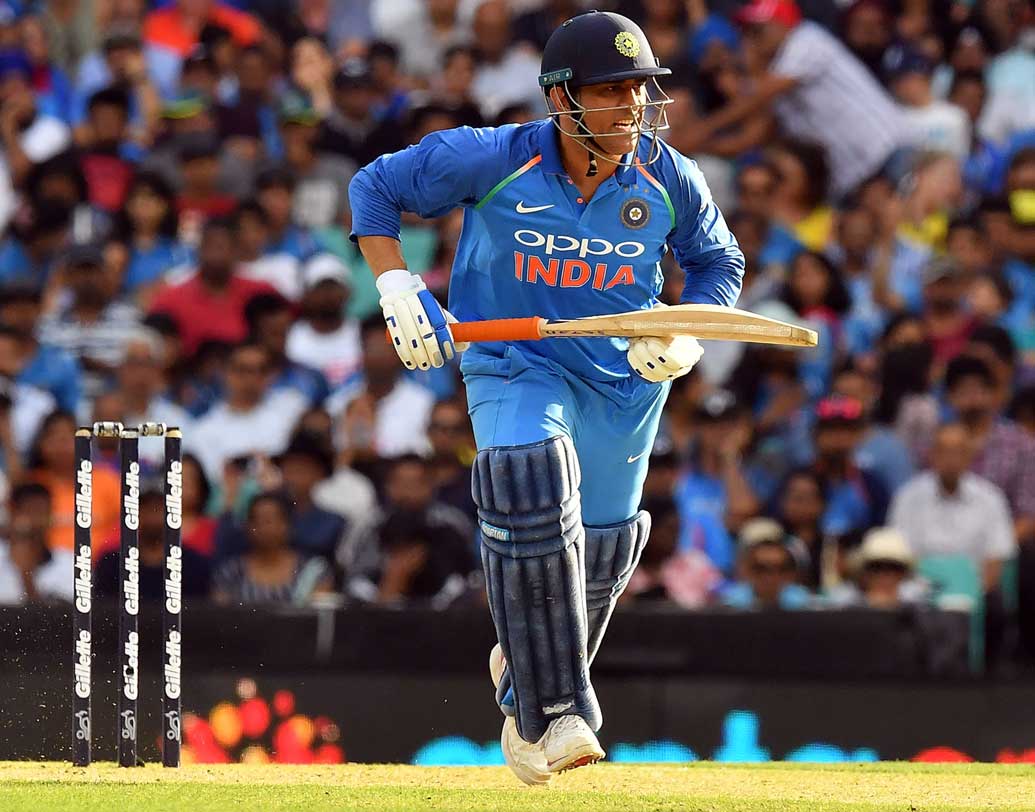 গত ম্যাচে ভারতের জয়ের আলো জ্বালিয়ে রেখেছিলেন রোহিতই। তাঁকে যোগ্য সঙ্গত করেন এমএস ধোনি। ৯৬ বলে ৫১ রান করে ধোনি আউট হন। পাঁচ নম্বরে তিনিই থাকবেন আশা করা যায়।