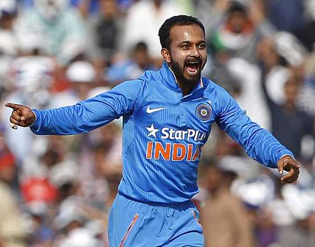 কেদার যাদব: চোটের কারণে গত বছর একটা গুরুত্বপূর্ণ সময় দলের বাইরে থাকতে হয়েছিল। অজিদের বিরুদ্ধে প্রথম একদিনের ম্যাচেও দলে ছিলেন না। ব্যাটের পাশাপাশি দক্ষ ফিল্ডার, কার্যকর অফস্পিন বোলারও। দ্বিতীয় ম্যাচে সুযোগ পাবেন বলেই মনে করা হচ্ছে।