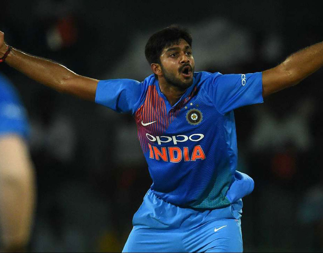 খলিল আহমেদের বদলে এই ম্যাচে থাকতে পারেন বিজয় শঙ্কর। ইতিমধ্যেই টি-টোয়েন্টিতে অভিষেক হয় তামিলনাড়ুর এই অলরাউন্ডারের। নিদাহাস ট্রফি, নভেম্বরে ইন্ডিয়া ‘এ’ দলের হয়ে নিউজিল্যান্ডে গিয়েছেন। তিন ম্যাচে ভারতীয়দের মধ্যে সবচেয়ে বেশি ১৮৮ রান করেছিলেন বিজয়।