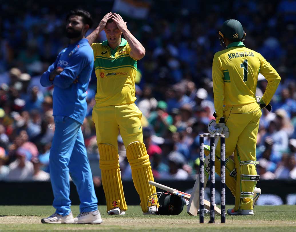 অষ্টম স্থানে রবীন্দ্র জাদেজার নামার কথা। গত ম্যাচে একটি উইকেট পেলেও মাত্র ৮ রান করেছিলেন তিনি।