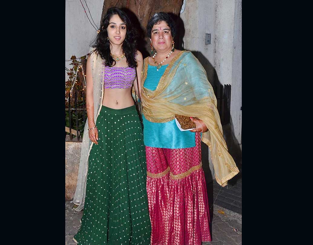 রীনা দত্ত ও আমির খানের মেয়ে ইরা। রীনা দত্ত ও আমিরের বিচ্ছেদ হলেও দুই পরিবারের মধ্যে বন্ধুত্বপূর্ণ সম্পর্ক রয়েছে।