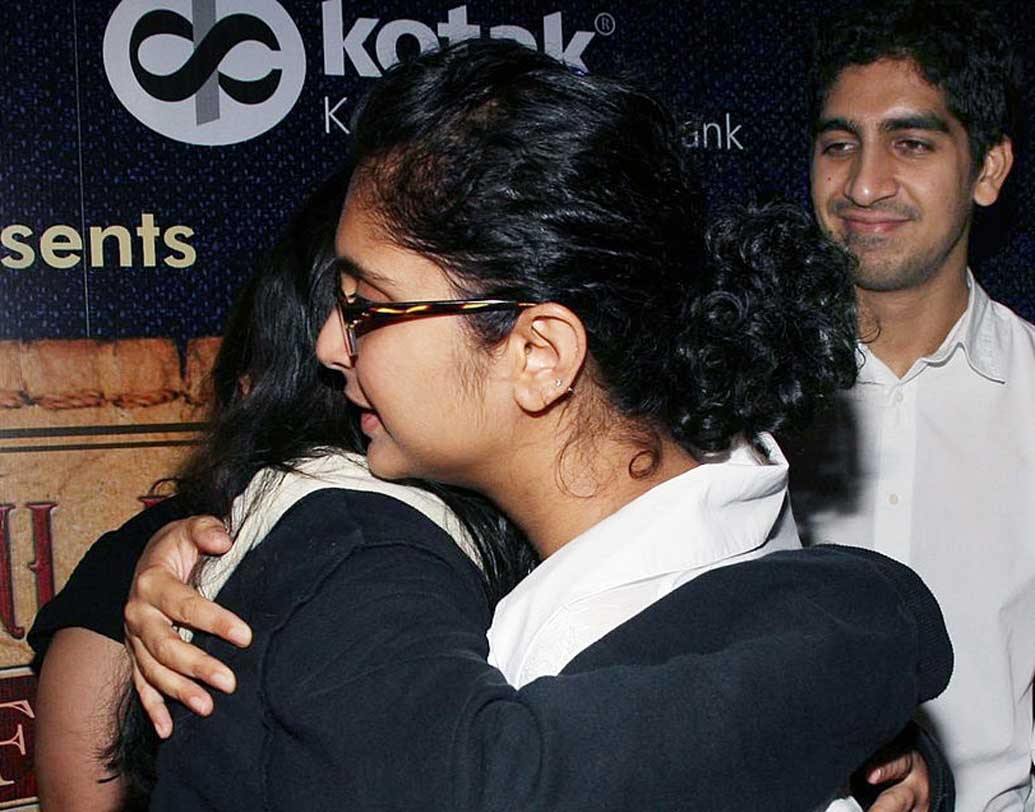 আমিরের দ্বিতীয় স্ত্রী কিরণ রাওয়ের সঙ্গেও ইরার সম্পর্ক বেশ ভাল। আমিরের ছোট ছেলে আজাদকে ইরা অসম্ভব স্নেহ করেন। এক সঙ্গে বেড়াতেও যায় দুই পরিবার।