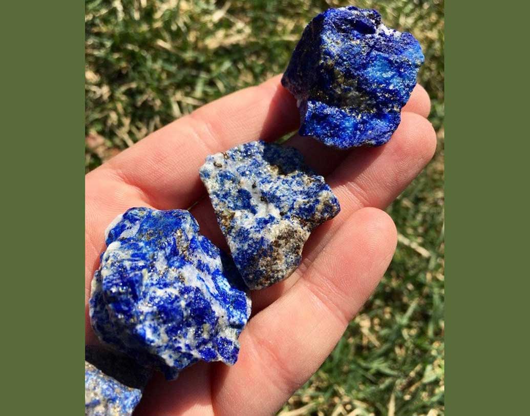 মাইক্রো-রমন স্পেকট্রোস্কোপিতে জানা গিয়েছে, এই পদার্থটি হল ল্যাপিস লাজুলি। আফগানিস্তানের পার্বত্য এলাকায় এটি পাওয়া যায়। ল্যাপিসকে গুঁড়ো করে রং তৈরি হয়। মাইকেলেঞ্জেলোর মতো কিংবদন্তি শিল্পীরা এই রং ব্যবহার করতেন রেনেশাঁ আমলে।