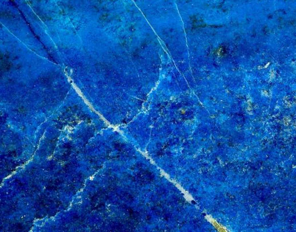 বিজ্ঞানীরা জানাচ্ছেন, বইকে চুম্বন করার রীতি ছিল, কিন্তু তা ১৩০০ খ্রিস্টাব্দের পর। এই দাঁত যাঁর, তার বয়স আরও বেশি। প্রাচীন কালে ল্যাপিস লাজুলি ব্যবহার করা হত ওষুধ প্রস্তুতির ক্ষেত্রে, কিন্তু জার্মানিতে সেই সময় তারও চল ছিল না।