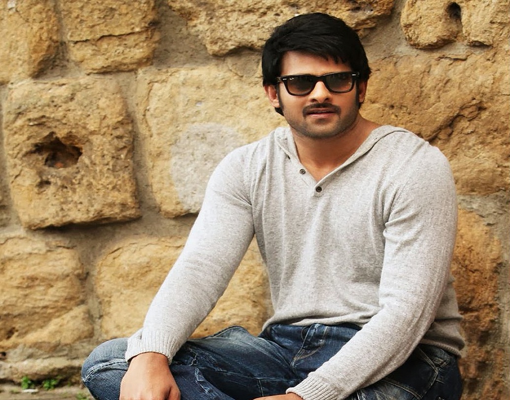 প্রভাস: কয়েক বছর আগে পর্যন্ত দক্ষিণী ছবি বলতে রজনীকান্ত-কমল হাসন বুঝতেন মানুষ। ছবিটা বদলে যায় ২০১৫ সালে, যখন ‘বাহুবলী’ মুক্তি পায়। কাশ্মীর থেকে কন্যাকুমারী, সব মেয়েদের মনে পাকাপাকি জায়গা করে নেন ছবির টল-ডার্ক-হ্যান্ডসাম নায়ক প্রভাস।