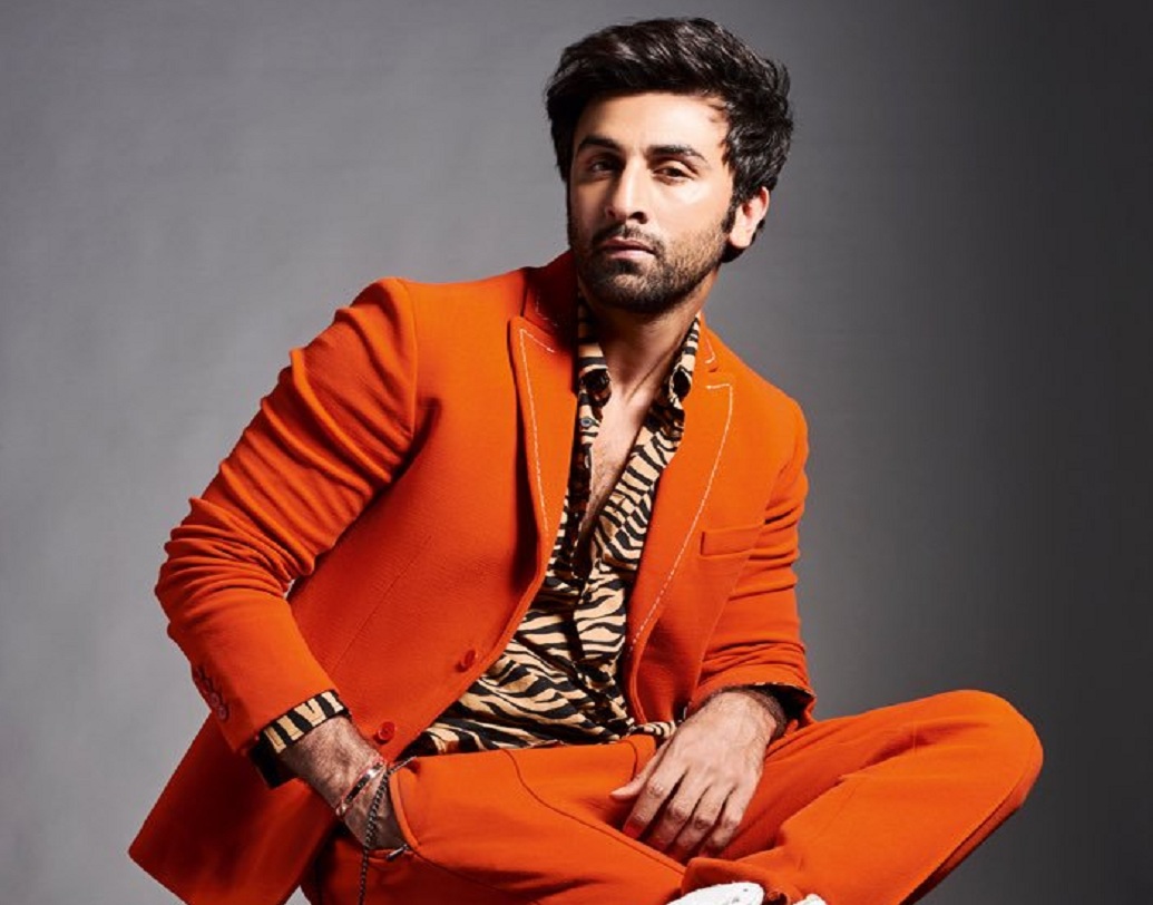 রণবীর কপূর:  তিন খানকে বাদ দিলে, রণবীর কপূরকে বলিউডের সবচেয়ে প্রতিভাবান অভিনেতা বলা হয়। মহিলাদের মধ্যে তাঁর জনপ্রিয়তা অসম্ভব। ব্যক্তিগত জীবনে একাধিক সম্পর্কে জড়ালেও, তাতে তাঁর জনপ্রিয়তায় ভাটা পড়েনি।