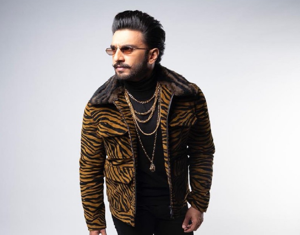 রণবীর সিংহ: দীপিকা পাড়ুকোনকে বিয়ে করে সবে ঘর বেঁধেছেন। তবে মহিলা অনুরাগীদের মধ্যে তাঁর জনপ্রিয়তা কমেনি একটুও। আর অনুরাগীদের কী ভাবে খুশি করতে হয়, তিনি নিজেও ভালই জানেন। তাই ছবি হোক বা অটোগ্রাফ অথবা সকলের সামনে হঠাত্ হাজির হওয়া, চমক দিতে অভ্যস্ত রণবীর।