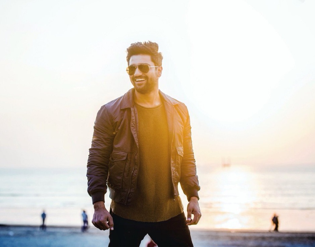 ভিকি কৌশল: বলিউডে টল-ডার্ক-হ্যান্ডসাম বলতে এই মুহূর্তে ভিকি কৌশলের নাম সামনের সারিতে। মাত্র কয়েক বছর হল ইন্ডাস্ট্রিতে এসেছেন। ইতিমধ্যে প্রায় এক ডজন ছবিও করে ফেলেছেন। প্রথম ছবি ‘মাসান’-এ সকলের মন জয় করে নেন তিনি। গত কয়েক বছরে মহিলামহলে জনপ্রিয়তা বেড়েছে তাঁর।